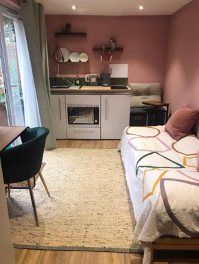 Garden Studio Annex w/free parking
